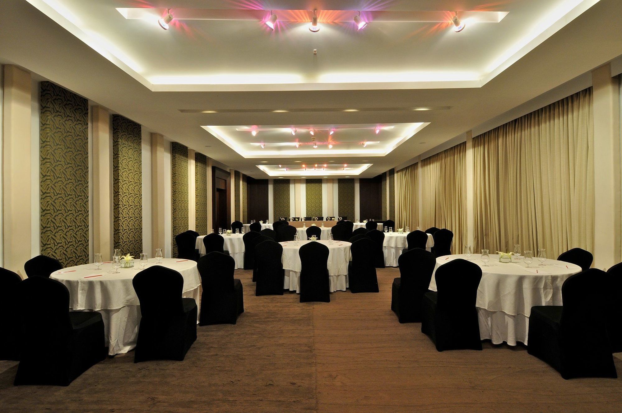 Vivanta Bengaluru Residency Road Restaurant photo